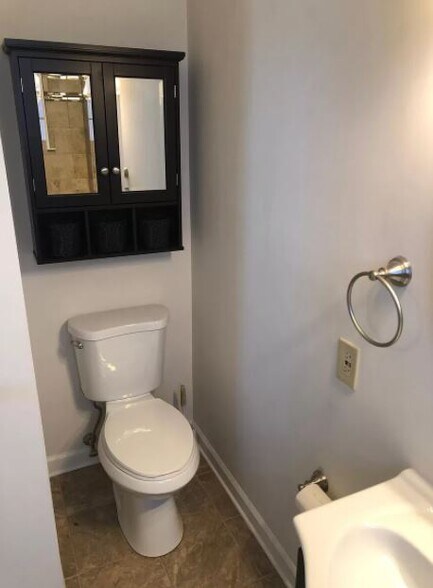 Master bathroom - 308 N Green St