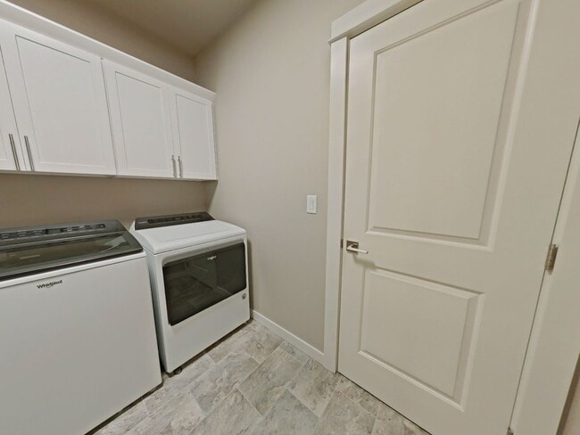 Building Photo - Modern 3 Bedroom House ~ NW Albany ~ Dog Friendly