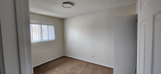 Building Photo - 2 bedroom, 1 bath, upper level unit