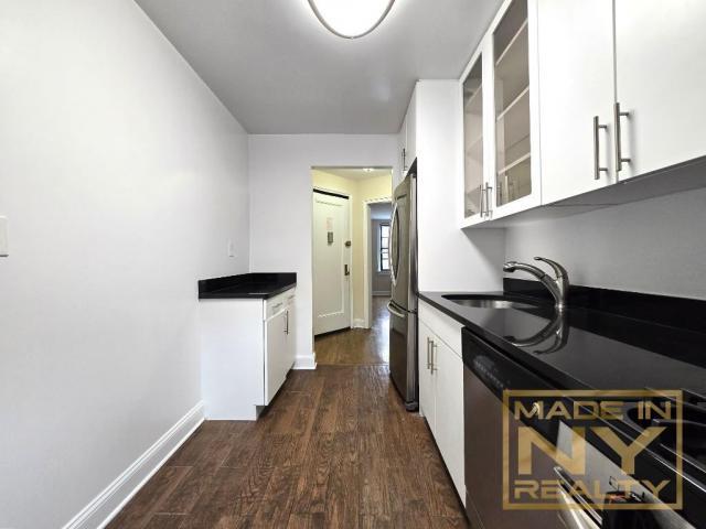 Building Photo - 2 bedroom in SUNNYSIDE GARDENS NY 11104