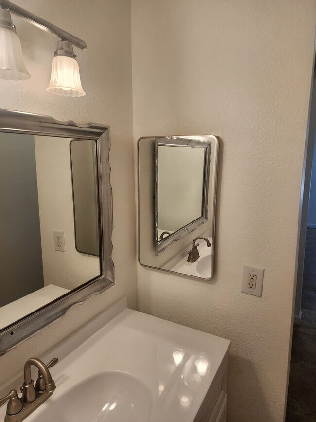 Building Photo - 3 bedroom/ 2 bath condo 1st floor condo