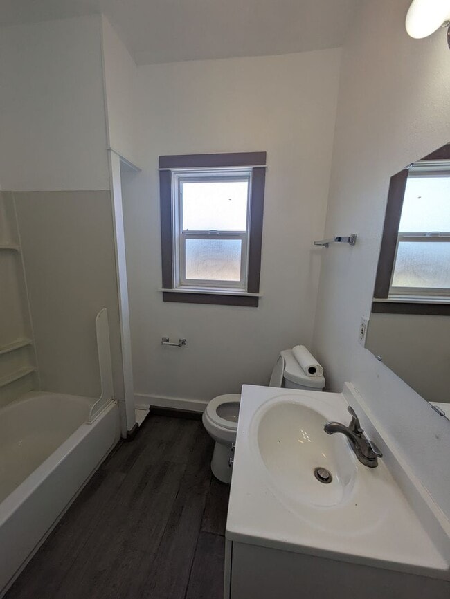 Building Photo - Bright & Clean 2 Bed | 1 Bath Home With a separate Den– 906 Sq. Ft. with Private Parking! Now Ava...