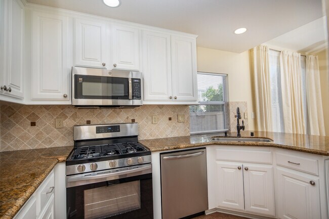 Building Photo - 1 Quebec