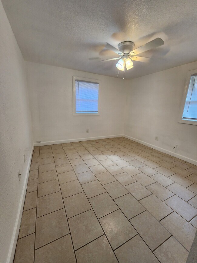 Building Photo - Frank Dr