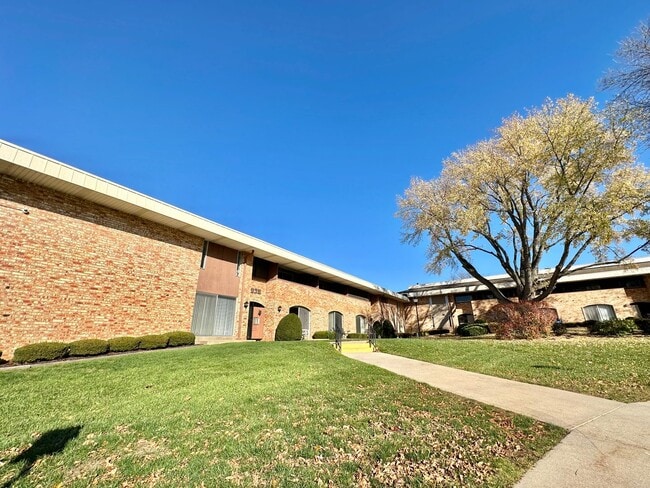 Building Photo - Rare rental opportunity conveniently locat...