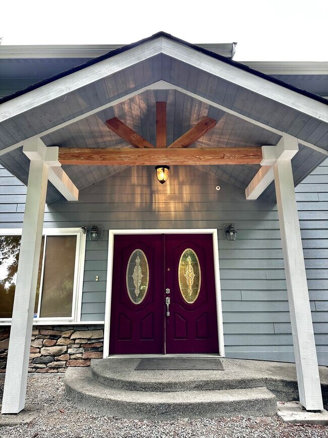 Building Photo - Rare Kent Gem, 3 BR | 3 BA | 2 DEN | 0.41 ...