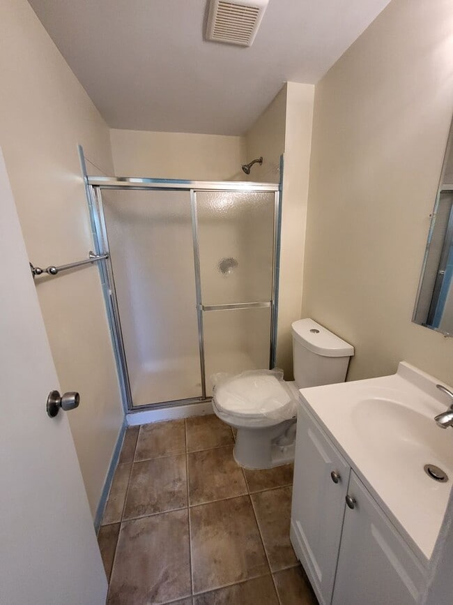 Building Photo - RARE 3-Bed Townhome in Fox Ridge Manor!