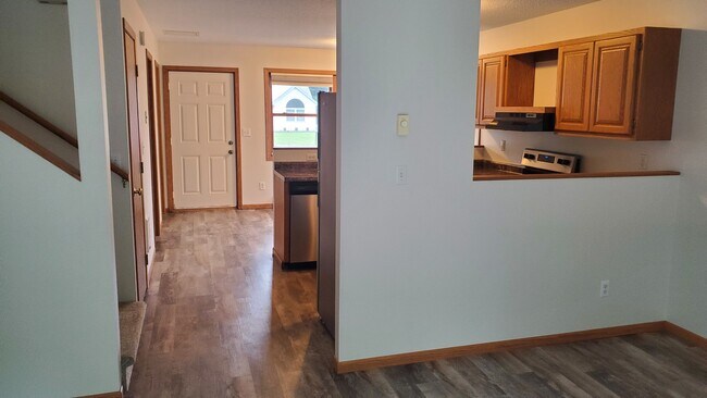 Building Photo - 325 Shorewood Cir