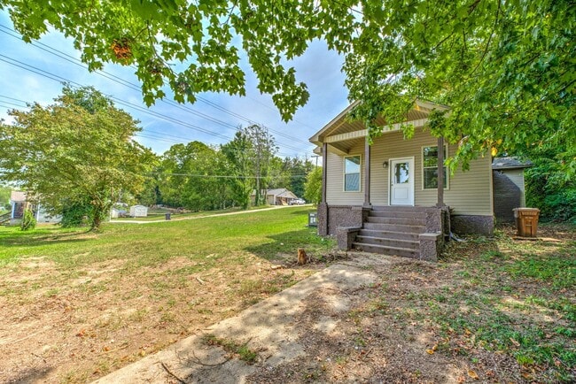 Building Photo - Knoxville 37914 - CHARMING 2 BEDROOM 1 BATH HOME WITH BONUS LOT! Contact Lisa Vineyard & Shannon ...