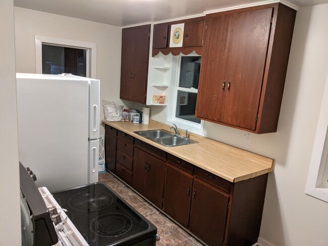 Building Photo - 2-1 House with Garage available now