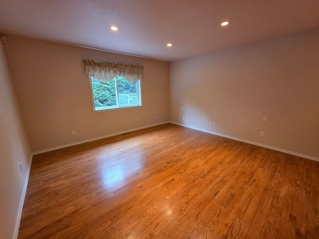 Building Photo - One-Story Home with Sound View in a Desira...