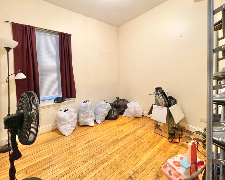 Building Photo - 4831 N Sawyer Ave