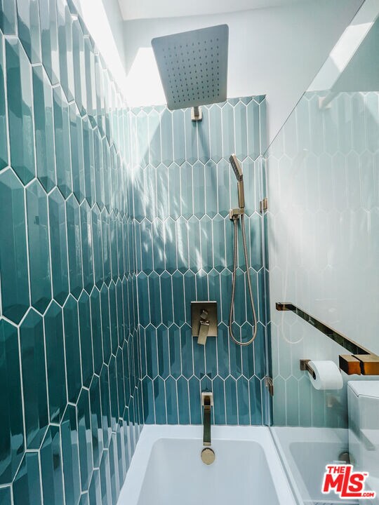 Building Photo - 3836 1/2 Seneca Ave