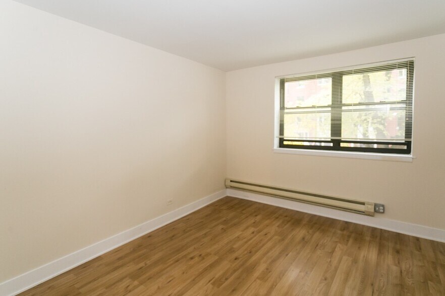 Building Photo - 675 W Wrightwood Ave