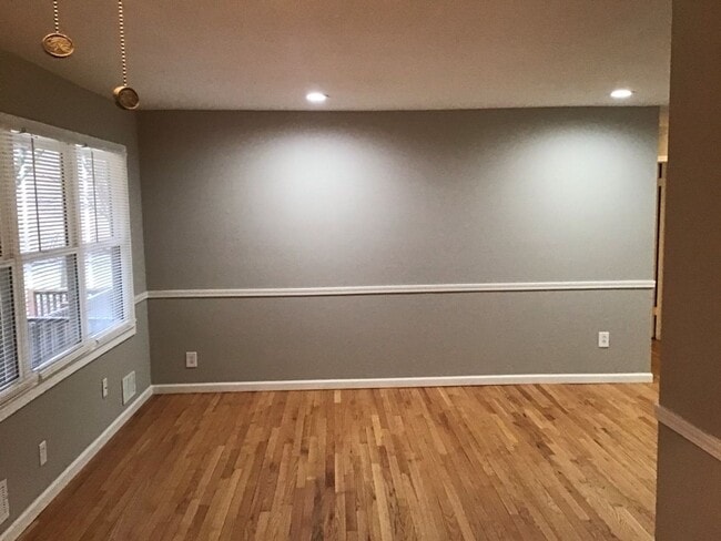 Building Photo - COMING SOON!! 3 bed, 2 bath Newly Remodeled