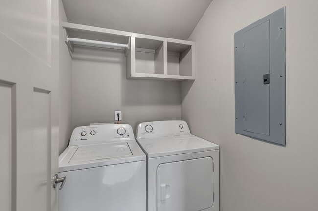 Building Photo - Modern Townhome Living in the Heart of Wed...