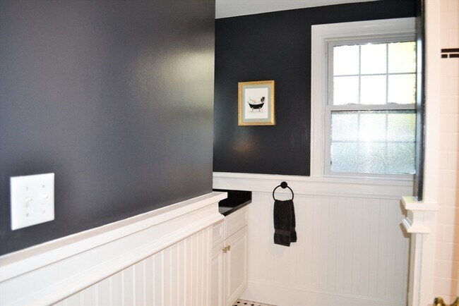 Building Photo - 42 Robinwood Ave