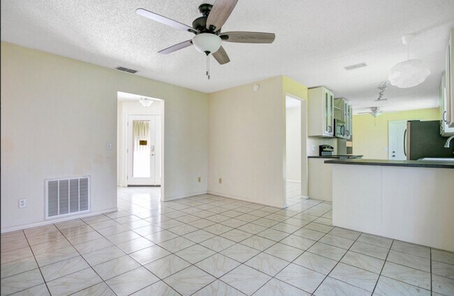 Building Photo - 137 Peppertree Dr