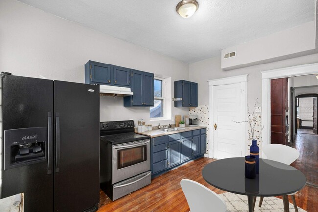 Building Photo - Charming Two Bedroom Apartment Minutes fro...