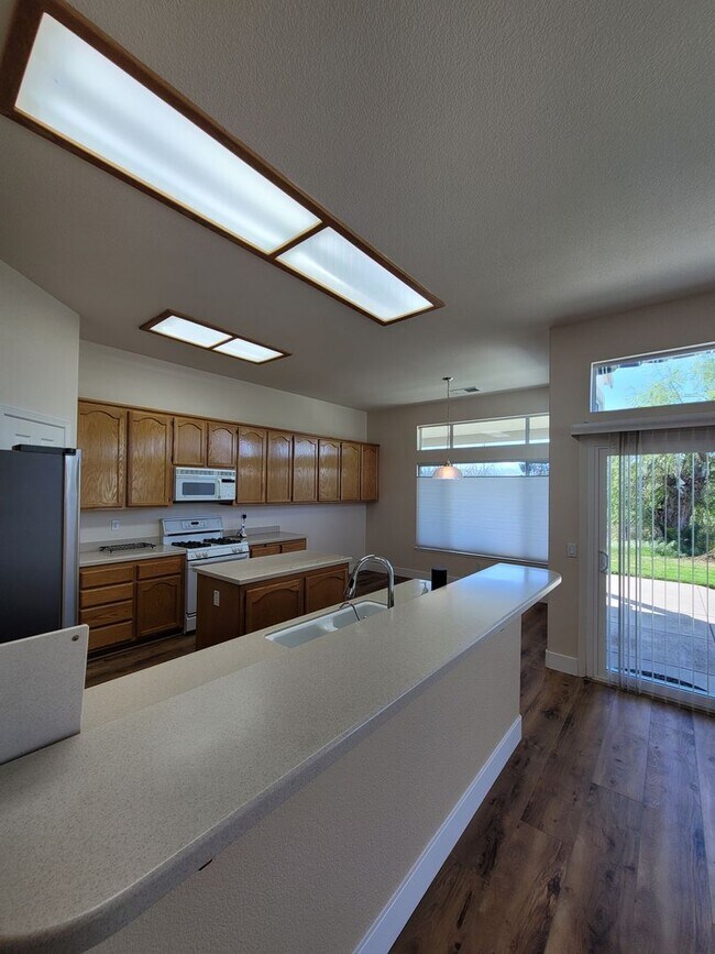 Building Photo - Stunning 2-Bed, 2.5-Bath Entertainer's Gem in Gated Summerset I