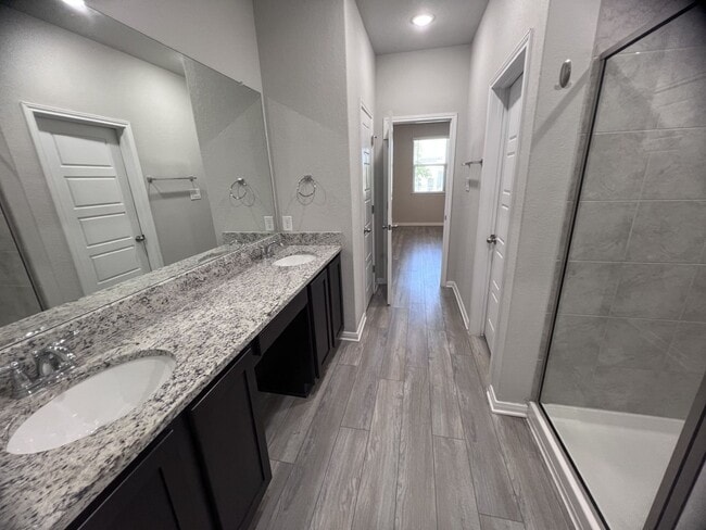 Building Photo - Luxury Townhouse in Cibolo