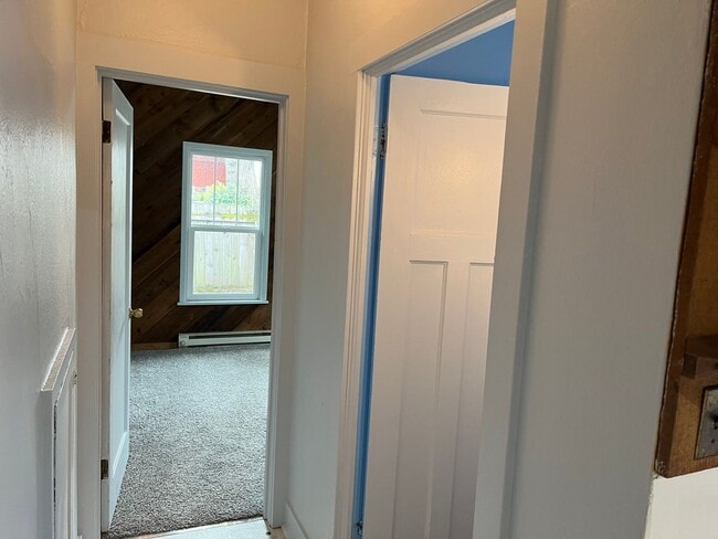 Building Photo - Beautifully updated 3 bedroom 1 bath duple...