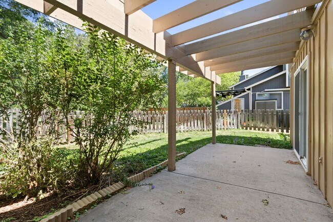 Building Photo - 512 Strachan Dr