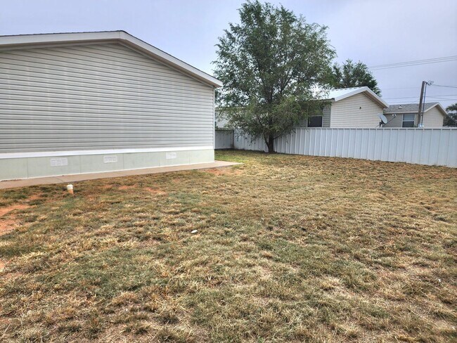 Building Photo - Inviting 3 bedroom 2 bath House with fenced yard