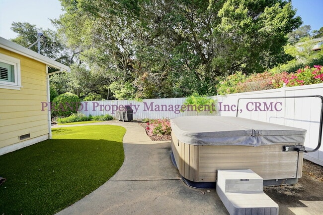 Building Photo - Country Club Home on Corner Lot, All One L...