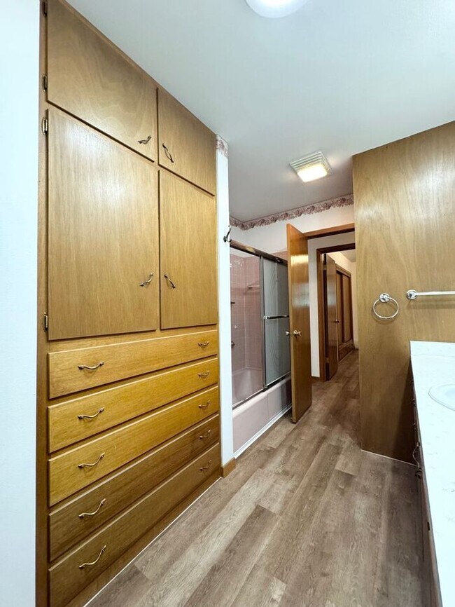 Building Photo - 4 Bedroom - 2 Bath Ranch Style Home with 2...