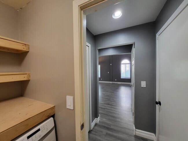 Building Photo - 7851 Thornhill Dr
