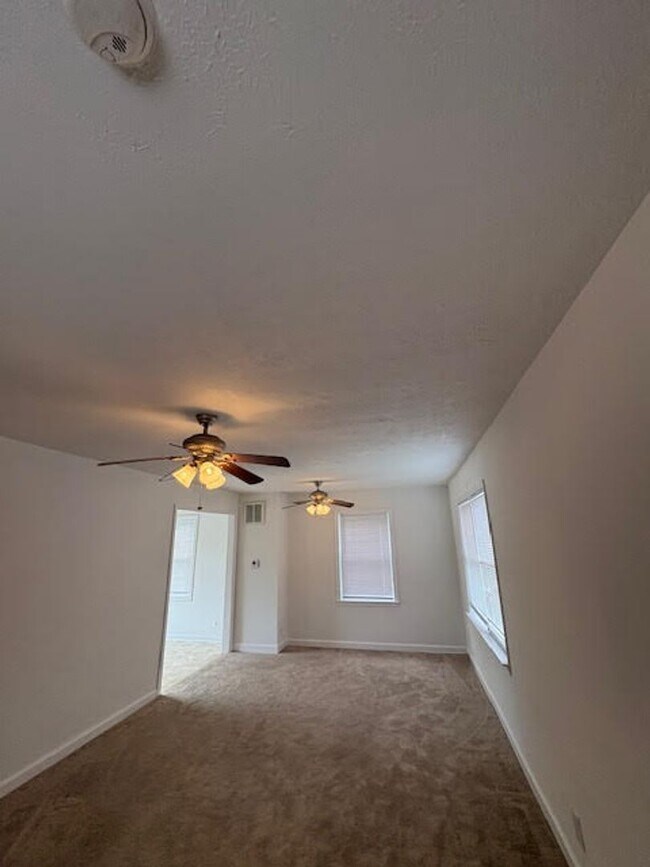 Building Photo - Three Bedroom 1.5 Bathroom House