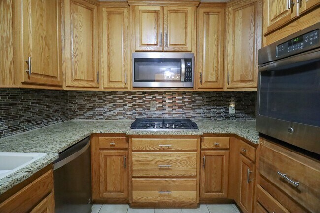 Building Photo - 2 Bed | 3 Bath with In-Ground Pool in Cent...