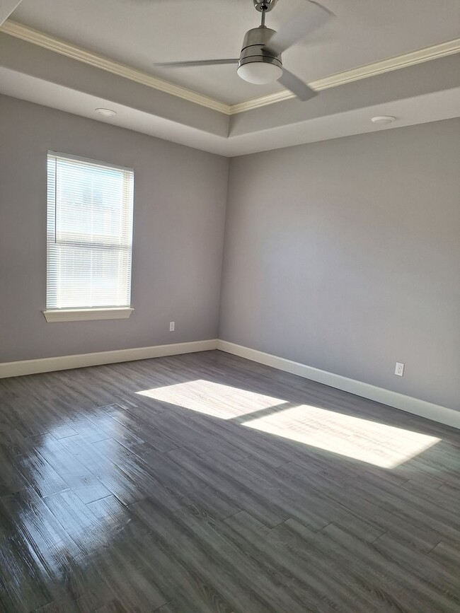 Building Photo - 3 bedroom Duplex