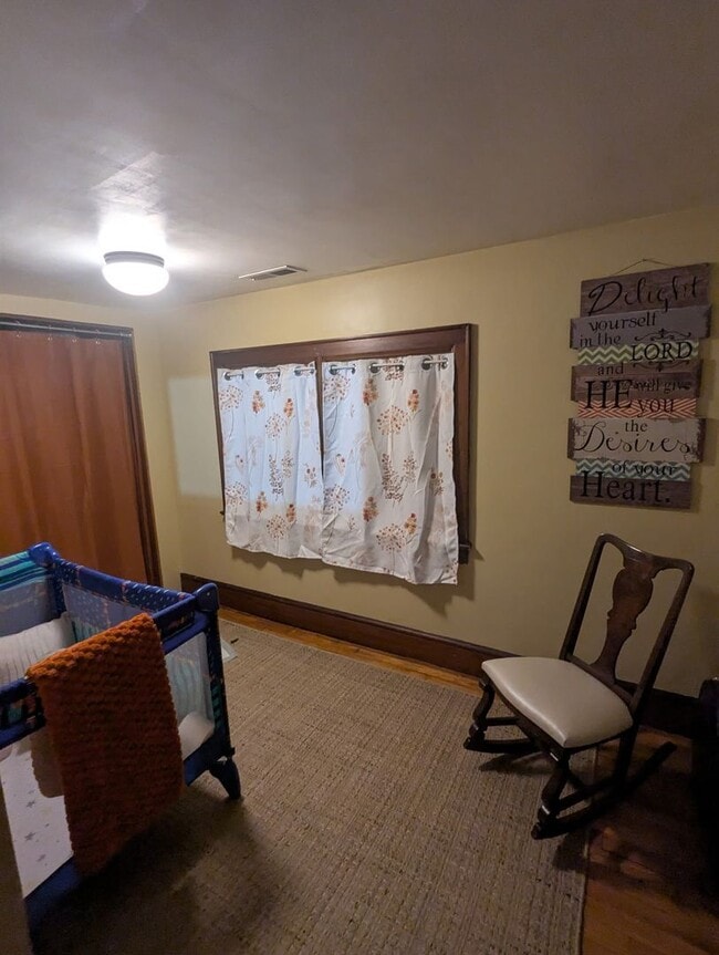 Building Photo - Avialable July 2026! 4 bedroom 2 bath hous...