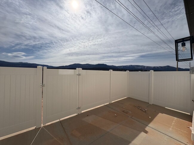 Building Photo - Brand New Townhome