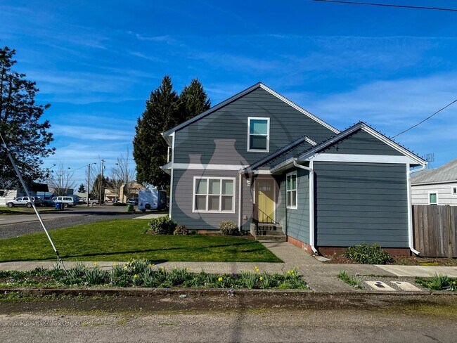 Building Photo - Stayton 4BR Duplex | A/C & Landscaping Included!