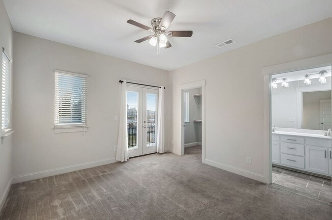 Building Photo - Modern Living in Downtown Nashville!