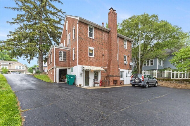 Building Photo - 547 W Main St