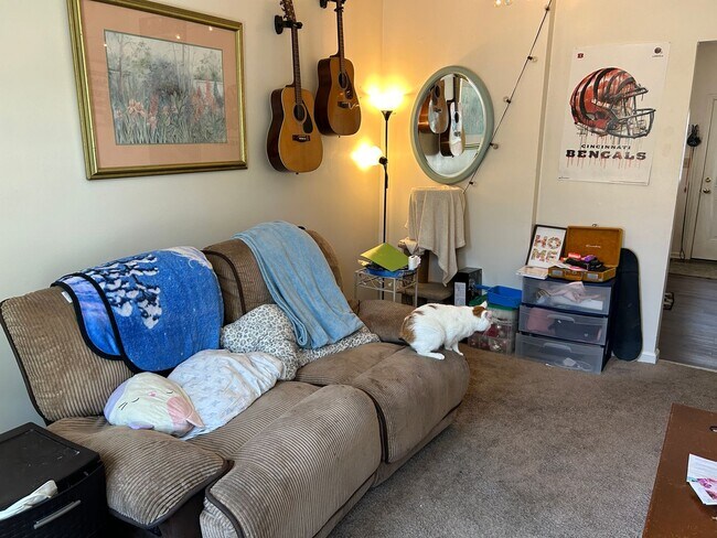 Building Photo - 2 Bedroom Duplex within walking distance o...