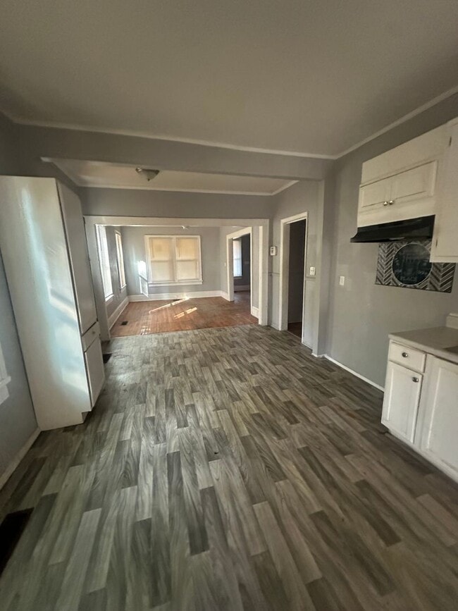 Building Photo - Huge 3 bedroom 2 bath private on a corner lot