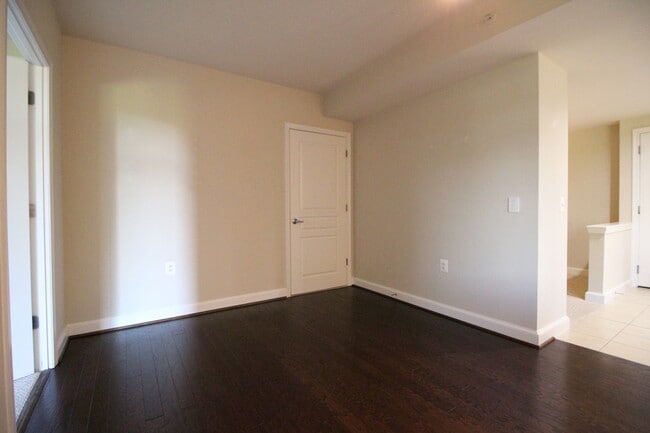 Building Photo - Midtown 1BR Condo