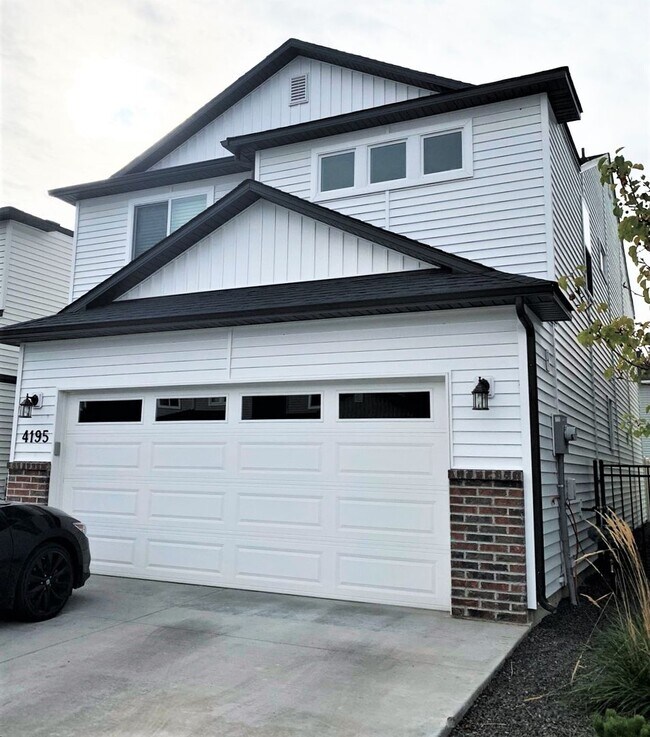 Primary Photo - Newer 4 bed 2.5 bath home off Overland and...