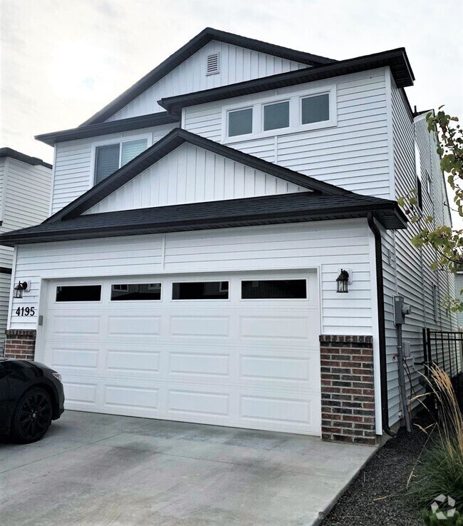 Building Photo - Newer 4 bed 2.5 bath home off Overland and...