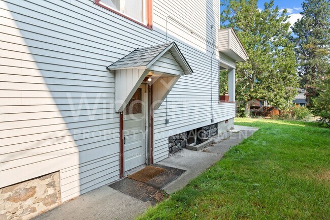 Building Photo - 1321 W 11th Ave