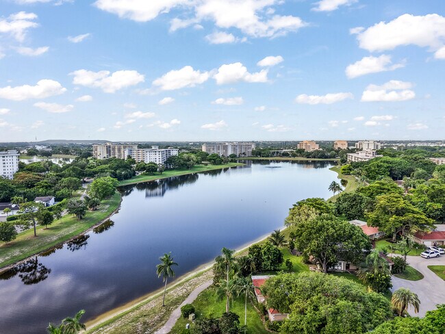 Building Photo - 3000 N Palm Aire Dr