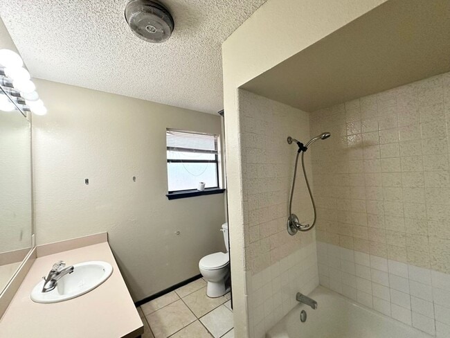 Building Photo - 5 Bedroom 3.5 Bath Ready to Rent ASAP!