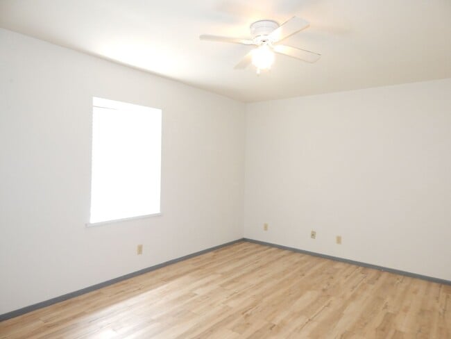 Building Photo - Charming 2 Bedroom, 1-1/2 Bath Duplex in T...