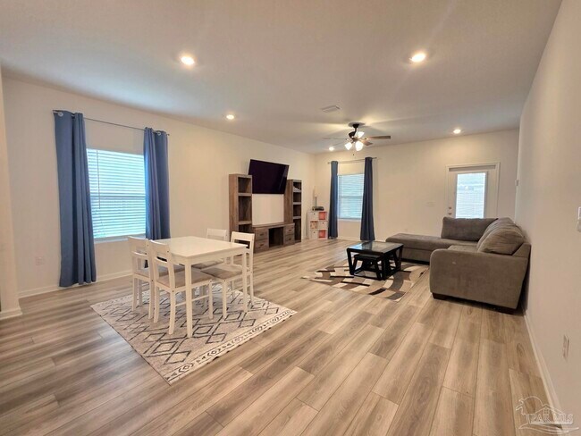 Building Photo - 6621 Sun Tree Cir