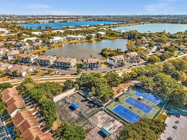 Building Photo - 2820 N Oakland Forest Dr